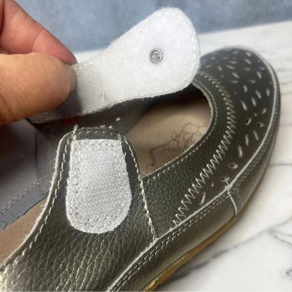 Women's Metallic Silver Mary Jane Shoes - Picture 8 of 9